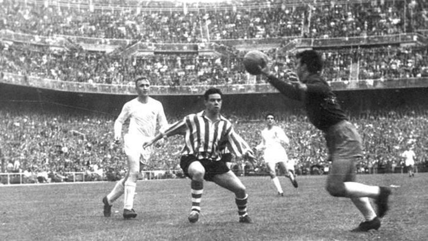 Arieta disputa un balón con el guardameta del Real Madrid en la final de los once aldeanos