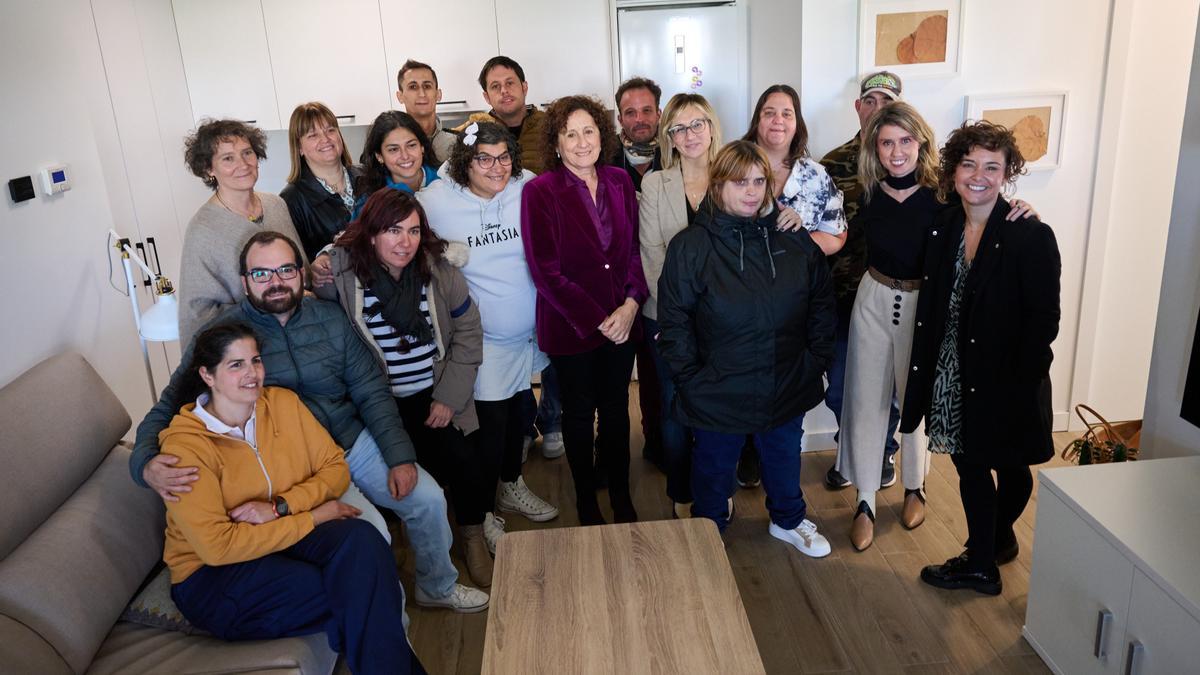 La consejera Maeztu y la directora de la ANADP, Inés Francés, junto a responsables del CAIDIS Atalaya y usuarios del servicio.