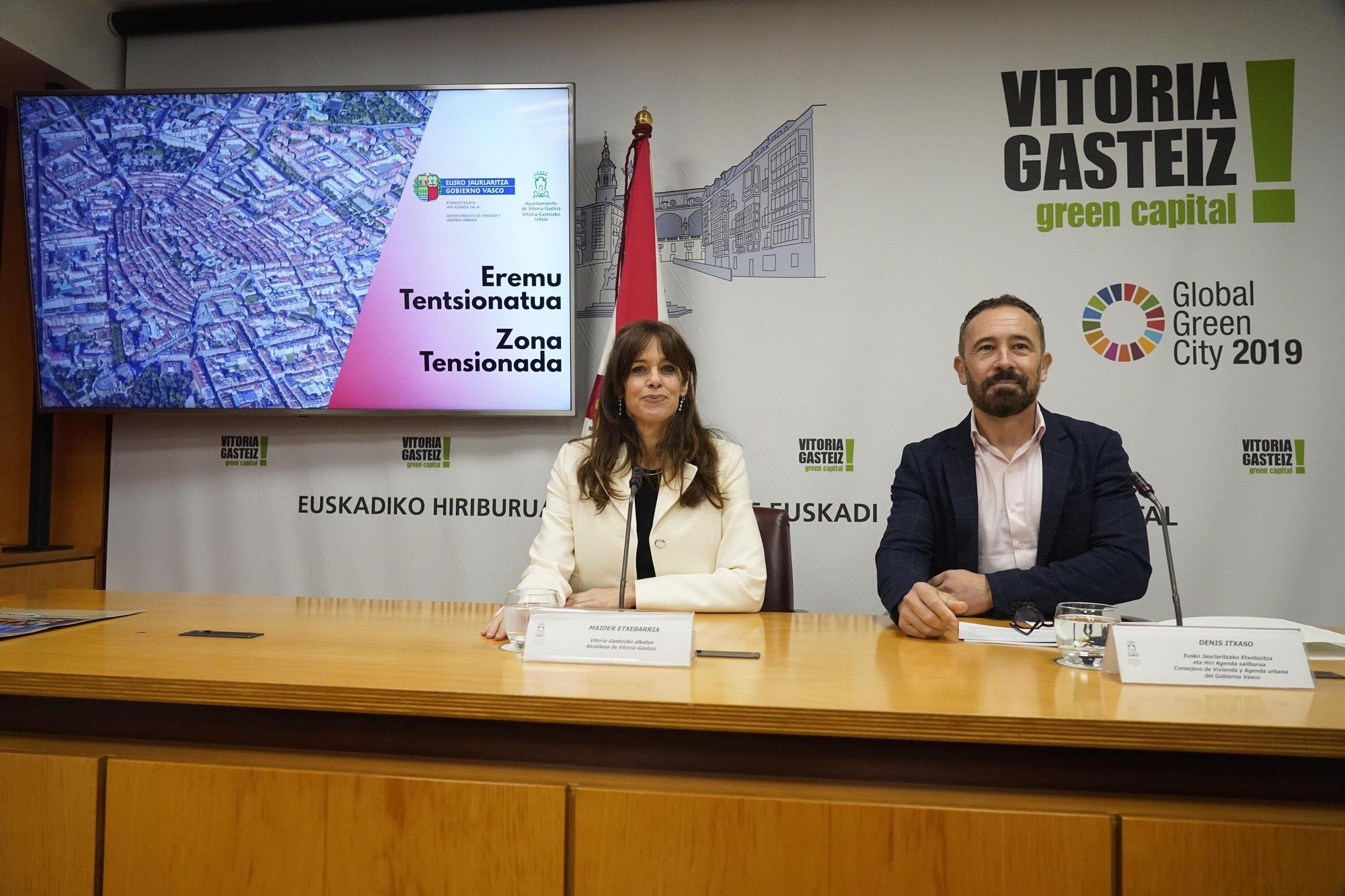 La alcaldesa de Vitoria, Maider Etxebarria, y el consejero de Vivienda, Denis Itxaso