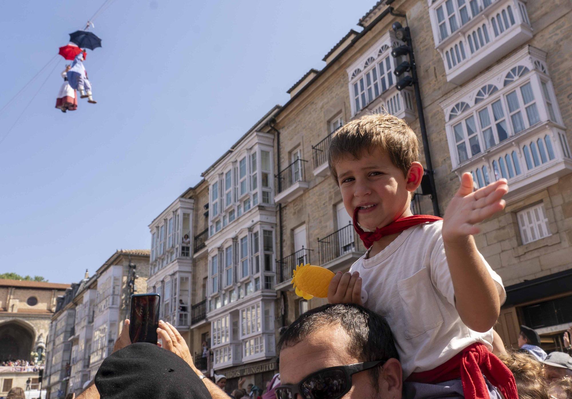 En imágenes: Edurne y Celedón Txiki abarrotan un año más la plaza de la Virgen Blanca