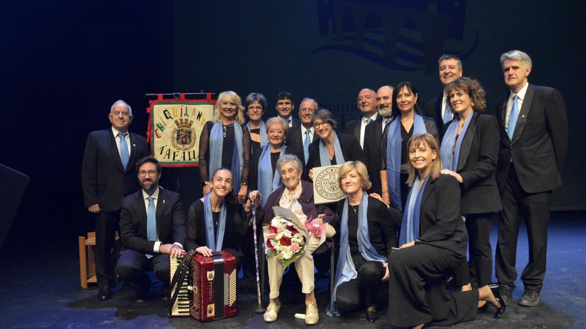 Berta Arzoz junto a la Coral Tafallesa
