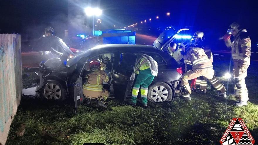 Un aparatoso accidente de tráfico en Jundiz deja un herido atrapado en su coche