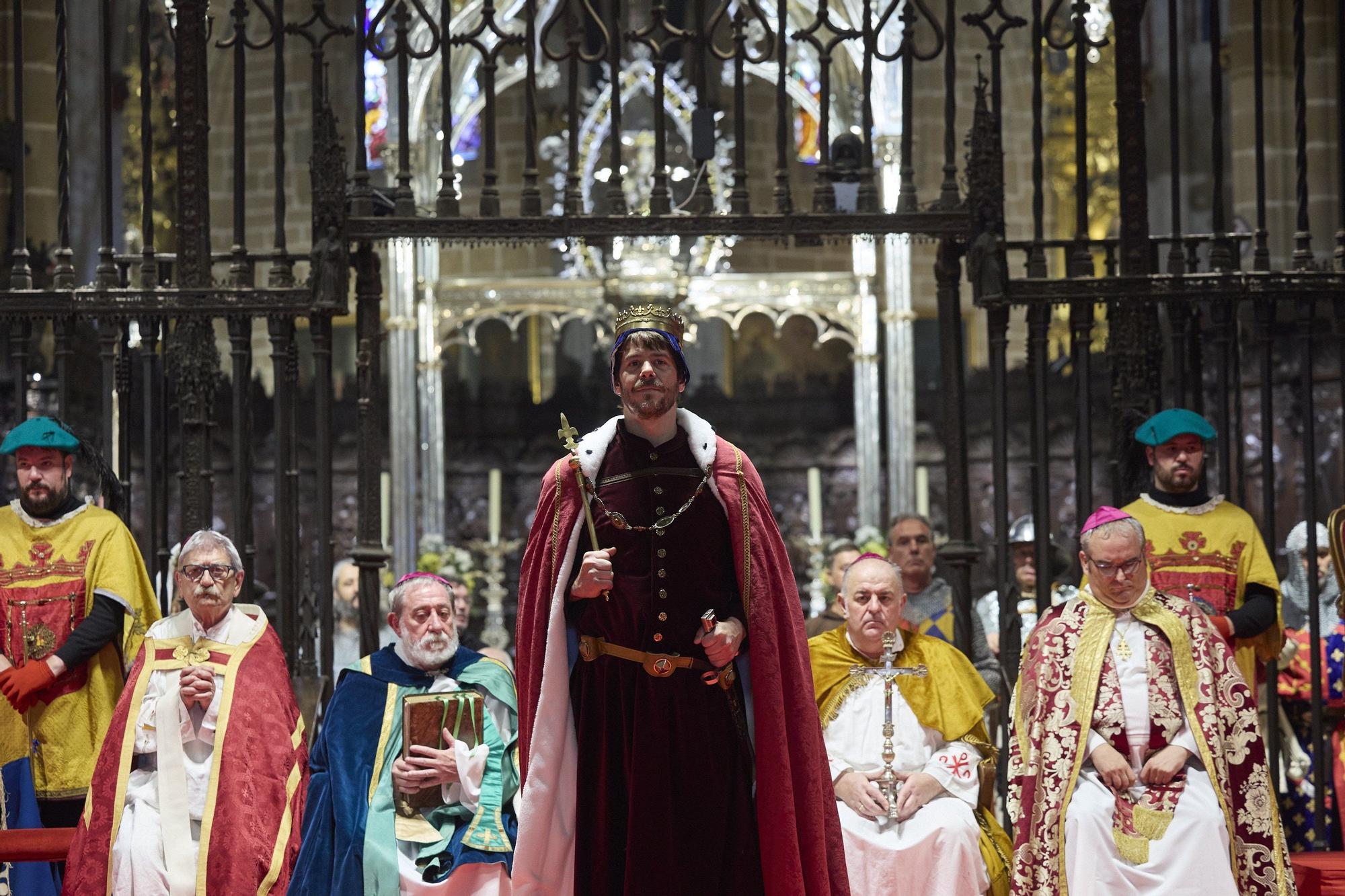 Fotos de la ceremonia de coronación de Carlos III, rey que unificó los tres burgos de Pamplona