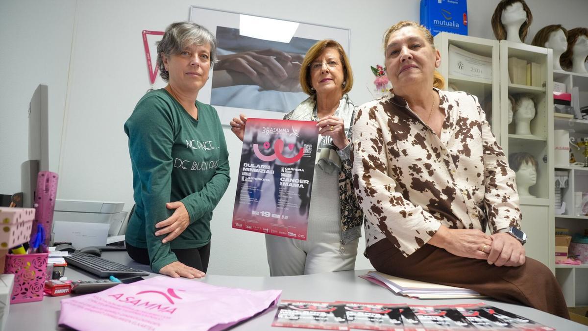 Begoña García del Moral, Txus Aguirrezabal y Marisol Díaz de Cerio con el cartel de la carrera