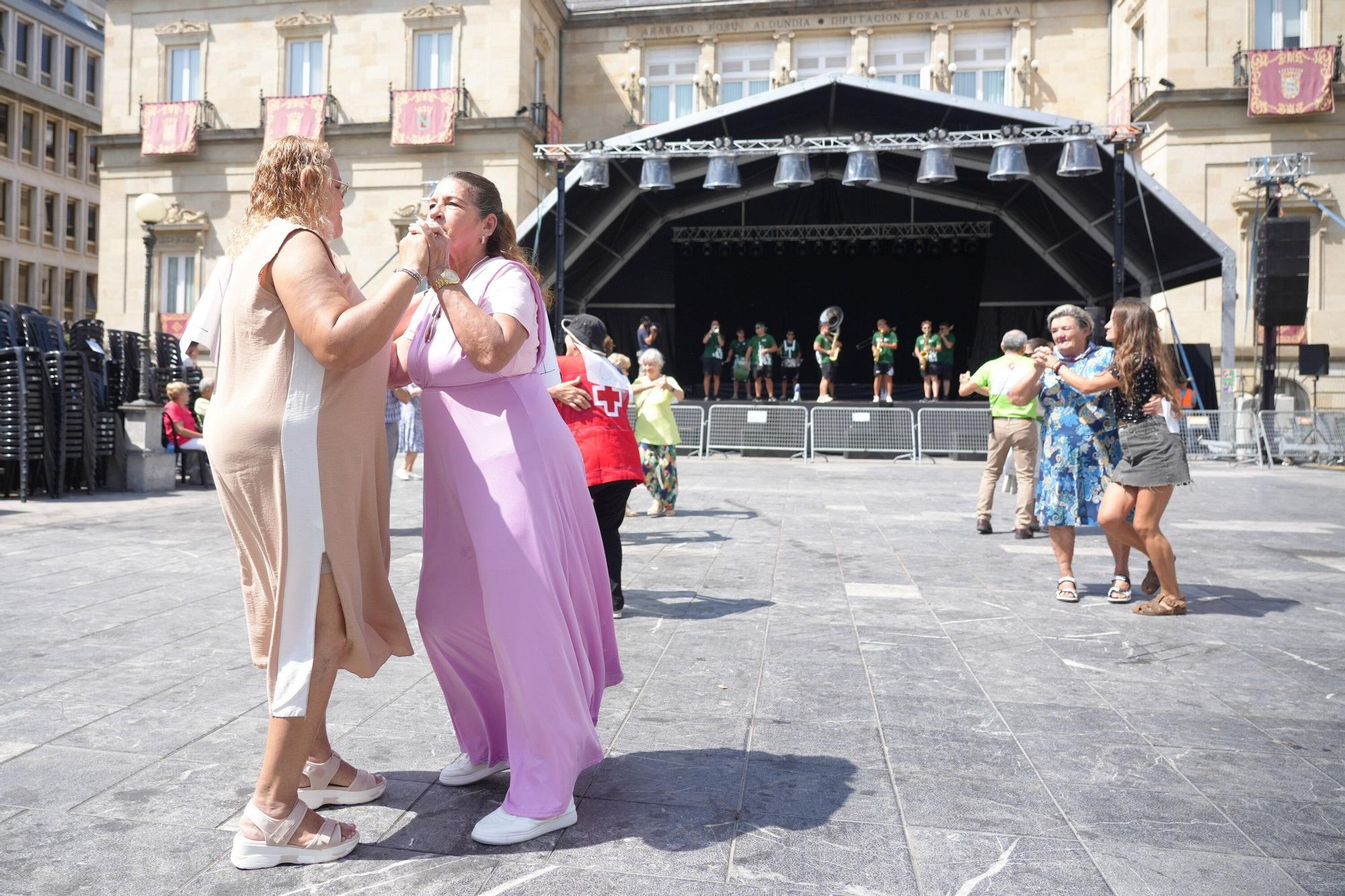 En imágenes: El meneíto veterano llena de bailables la plaza de la Provincia