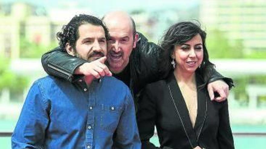 Jorge Torregrossa y los actores Javier Cámara y Carmen Ruiz.