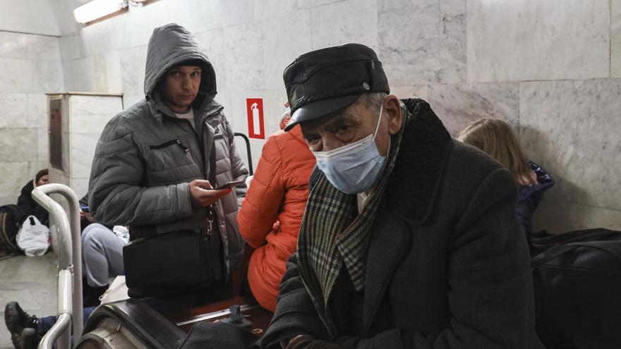 El metro de Kiev, refugio improvisado de miles de ucranianos
