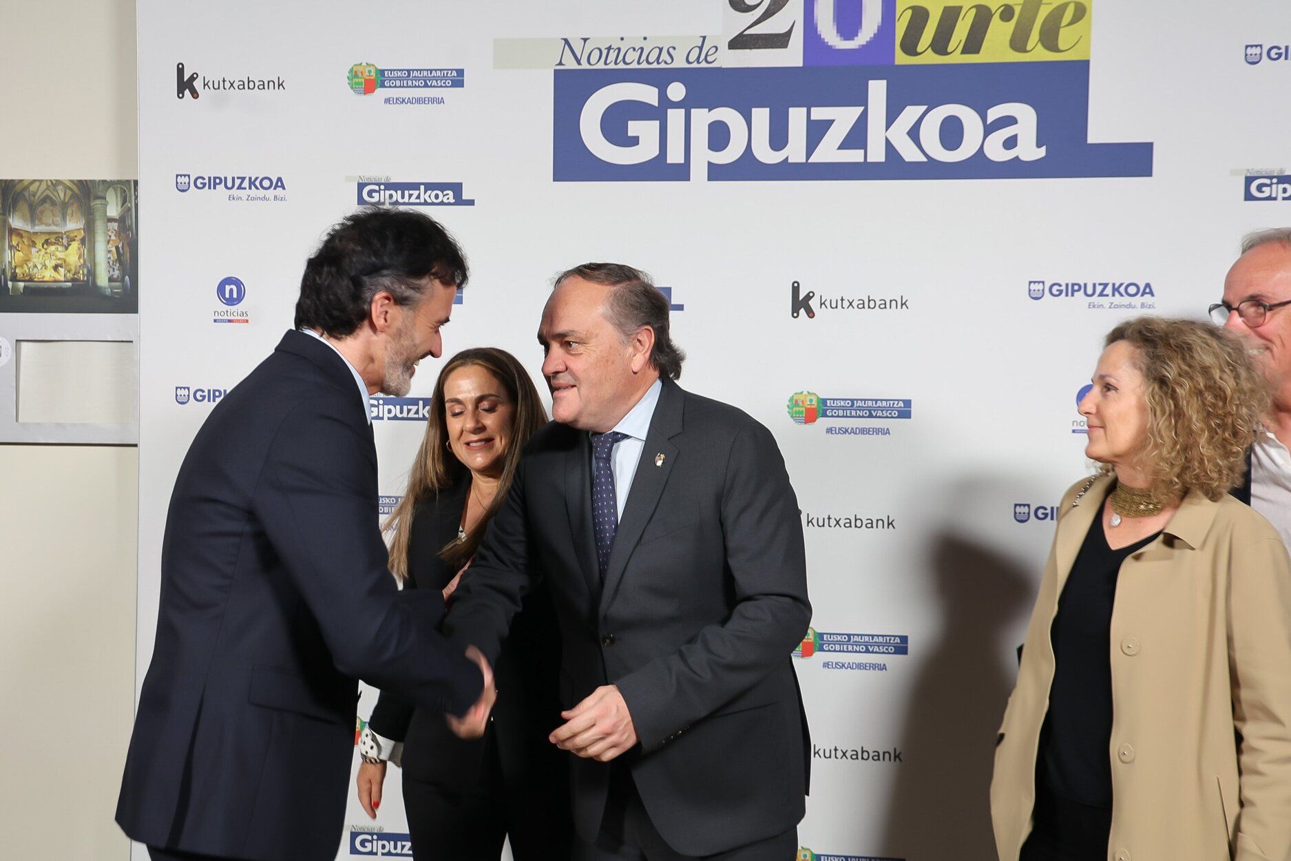 Xabier del Valle saluda a Jokin Aperribay (Real Sociedad)