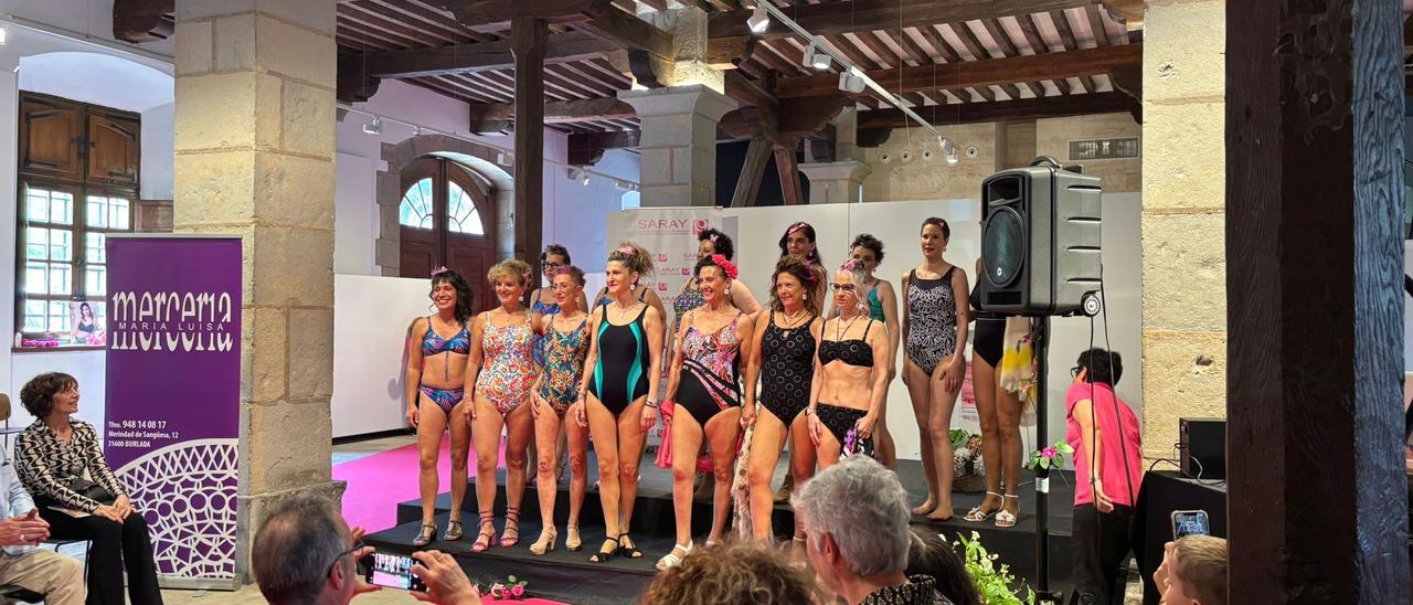 Desfile de lencería y baño para mujeres con cáncer de mama organizado por Saray