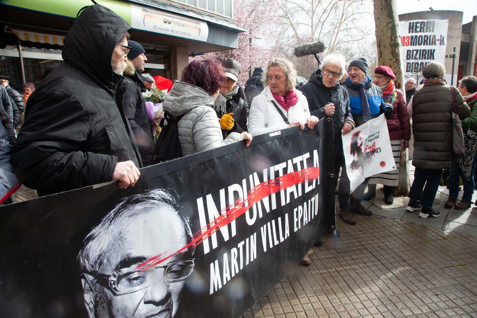 En imágenes: Homenaje en el monolito antes de la manifestación del 3 de Marzo en Vitoria