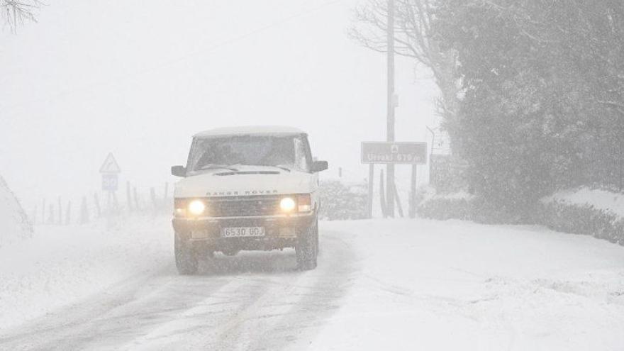 Mejora de las carreteras en Euskadi en plena nevada: será temporal