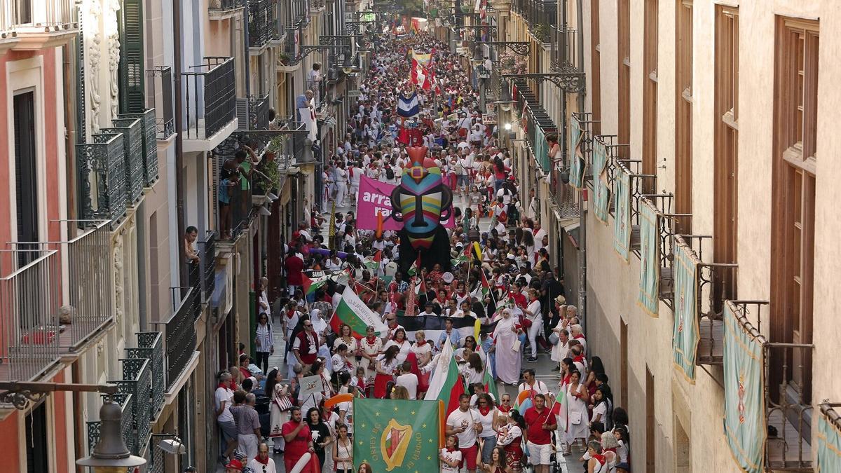 Participantes en la kalejira de las Culturas de San Fermín. Participantes en la kalejira de las Culturas de San Fermín.