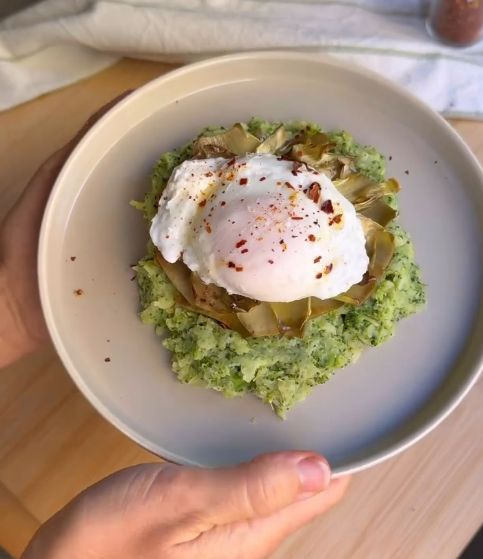 Huevo poché sobre flor de alcachofa y puré de brócoli.