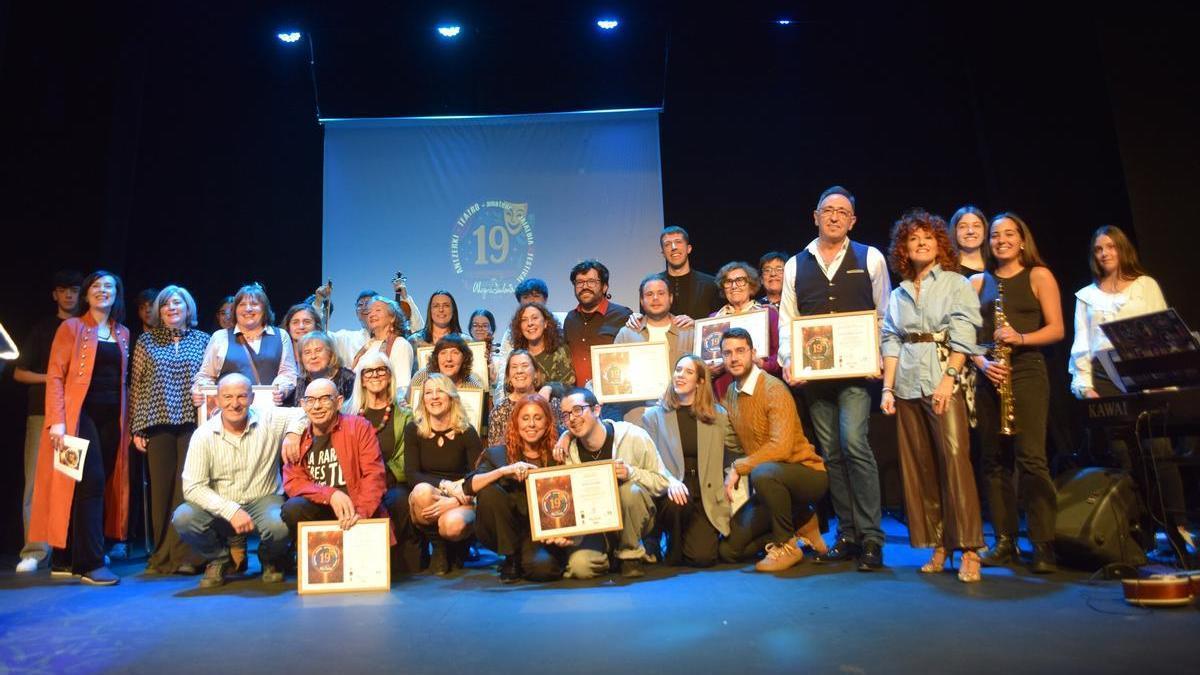 Las personas premiadas, al final del evento, posando en el auditorio Txema Blasco.