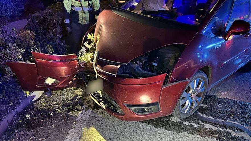 Una conductora de 20 años se duerme y choca contra una farola en Tudela