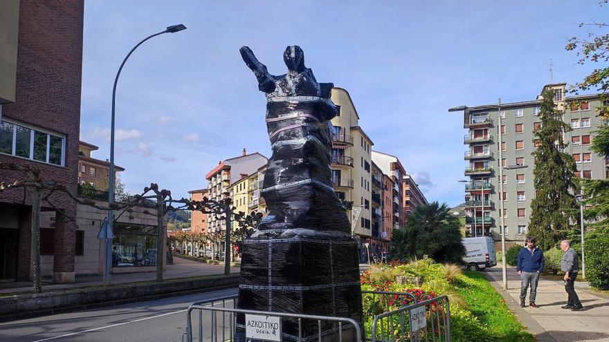 El reencuentro de los hermanos Oteiza en las calles de Azkoitia