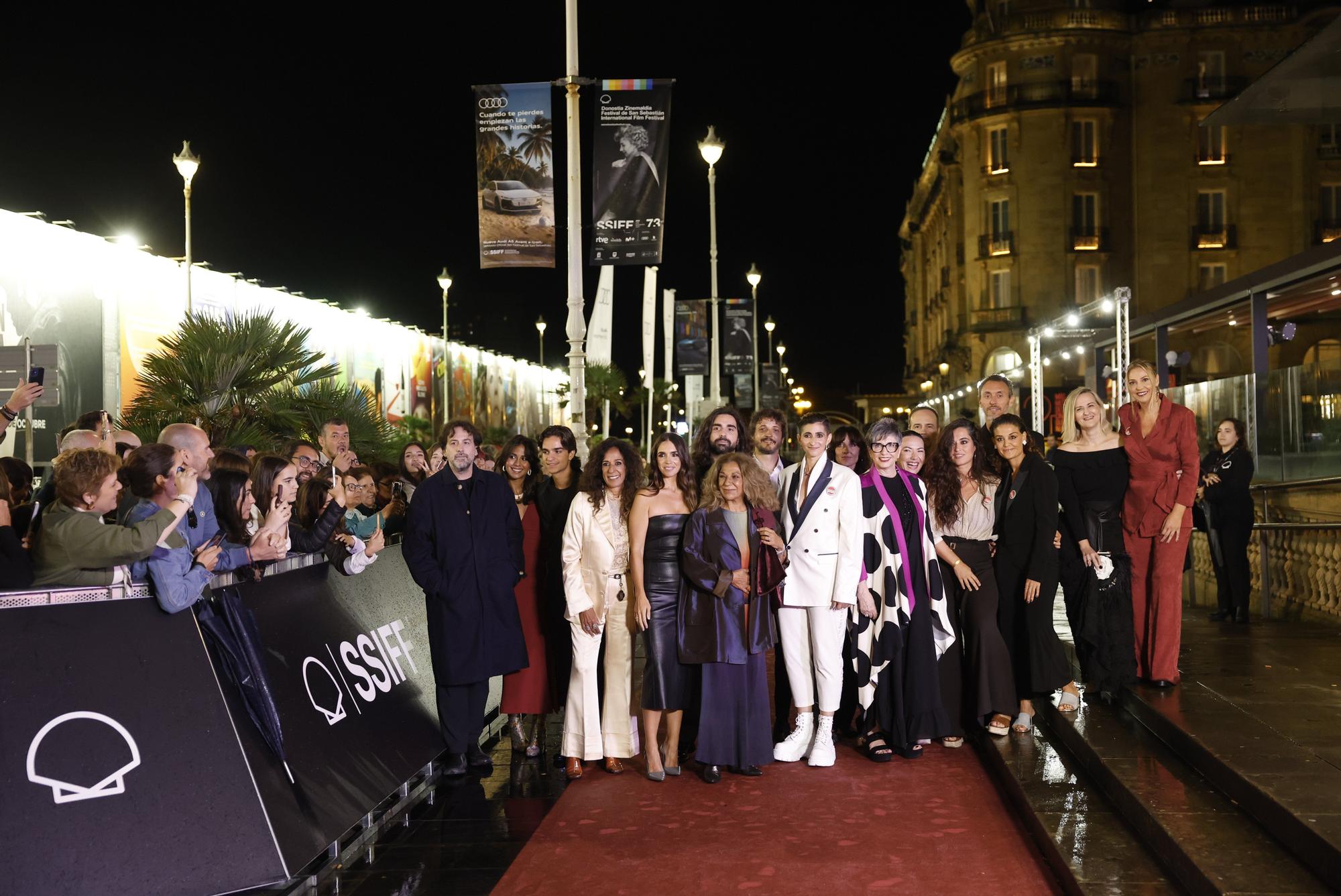 La familia Flores llena de arte la alfombra roja del Zinemaldia