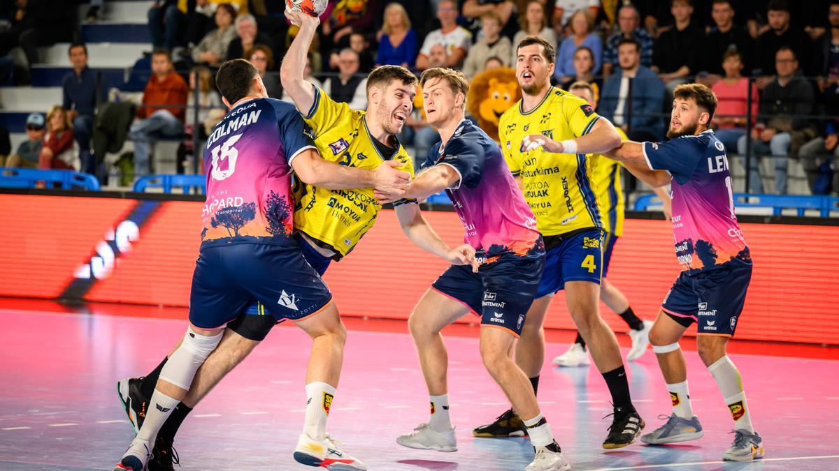 El jugador del Bidasoa Mario Nevado, en el partido contra Saint-Raphaël