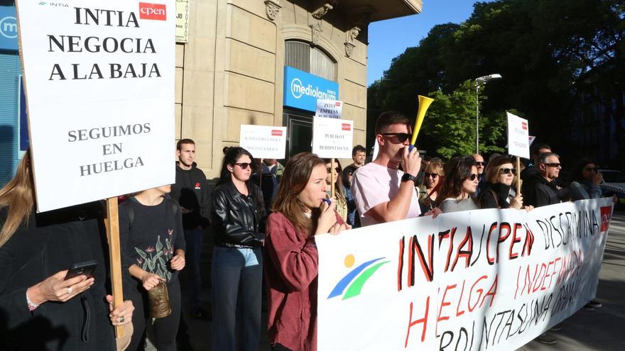 INTIA y sindicatos abren una negociación en plena huelga indefinida