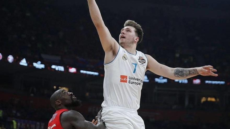 Bandeja de Doncic ante Othello Hunter.