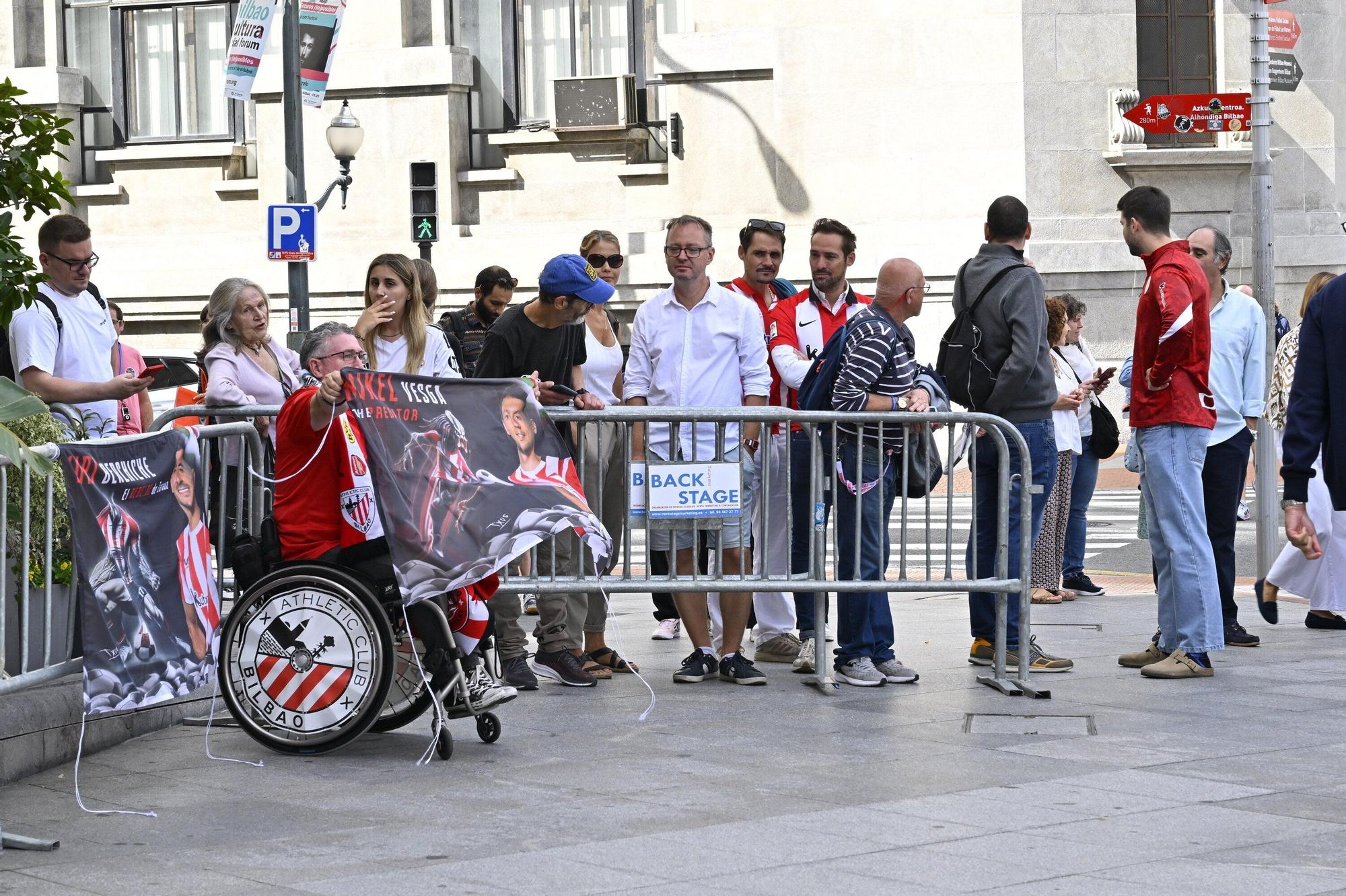 Aficionados esperan en el Carlton la llegada del Athletic