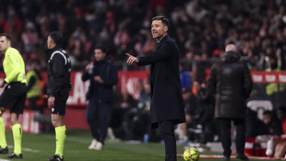 Xabi Alonso da instrucciones durante el encuentro frente al Girona.