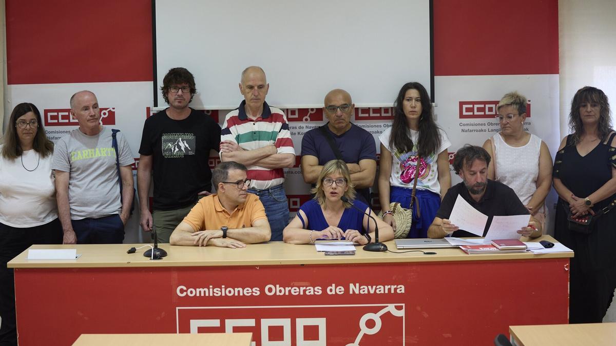 La secretaria general de la Federación de Industria de CCOO, Eva Ciaurriz (en el centro de la mesa), con los empleados afectados de la estación de Legarda.