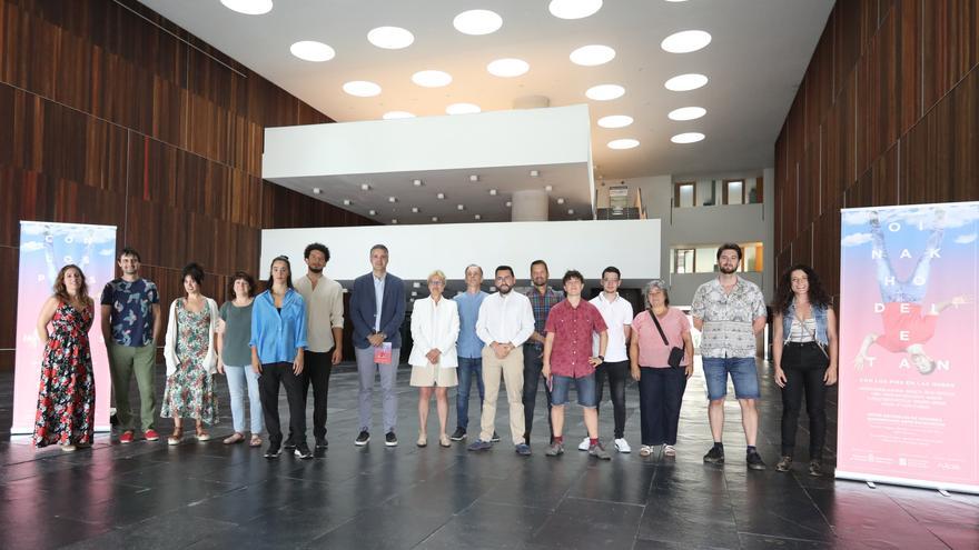 ‘Con los pies en las nubes / Oinak hodeietan’ visitará doce nuevas localidades con 16 compañías escénicas navarras
