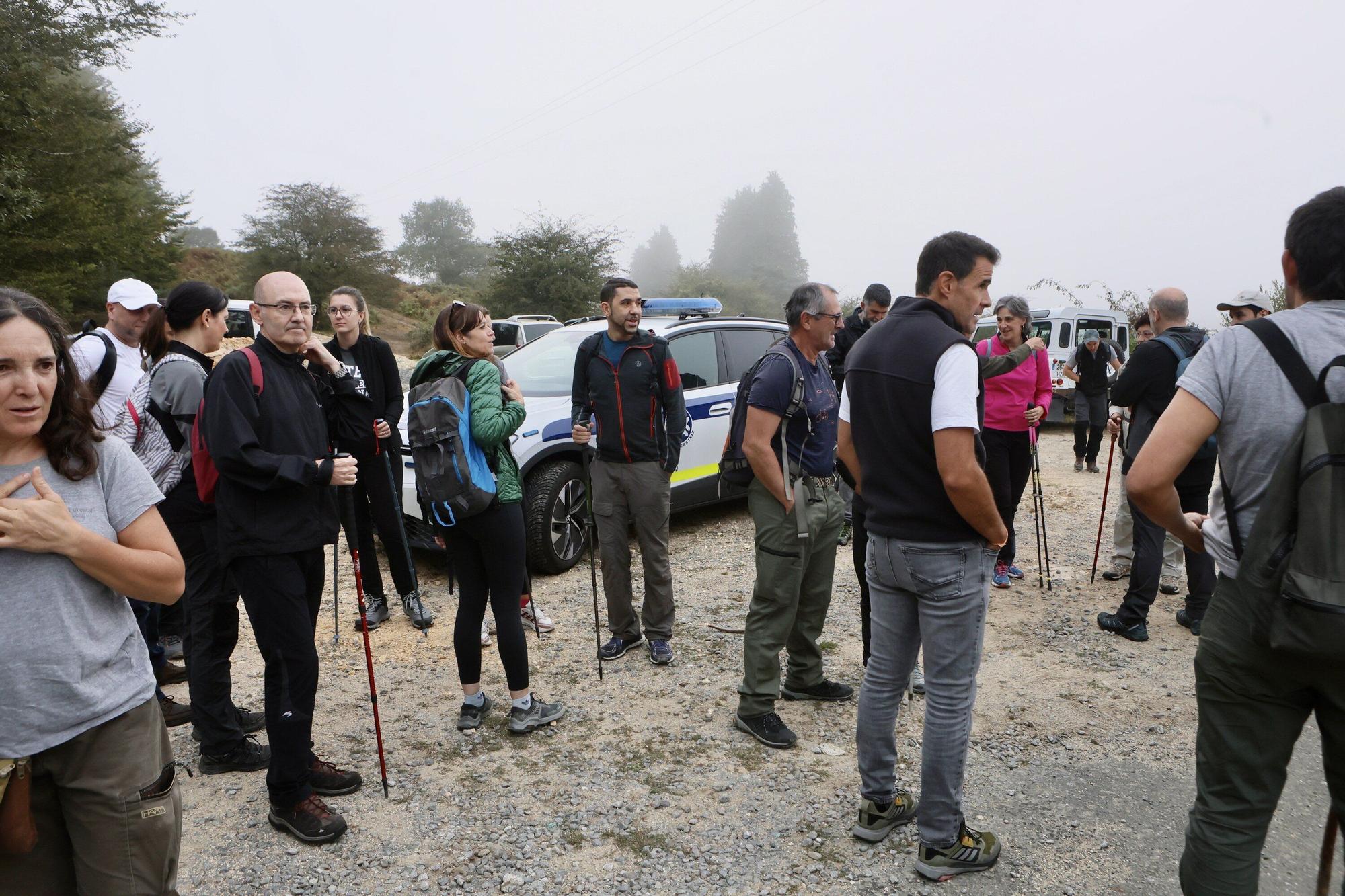 En imágenes: La corporación municipal recorre los mojones en el Día de Olarizu