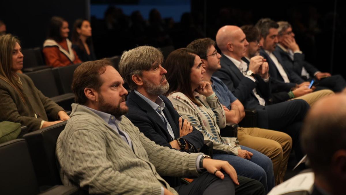 El público asistente a esta cita atento a las intervenciones de los ponentes