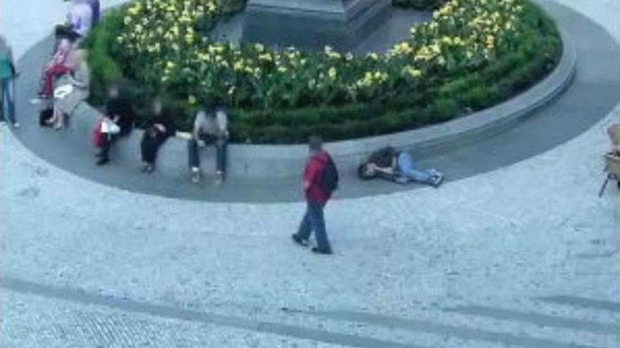 Se viste de pobre y después de rico para ver si la gente le ayudaba de la misma manera