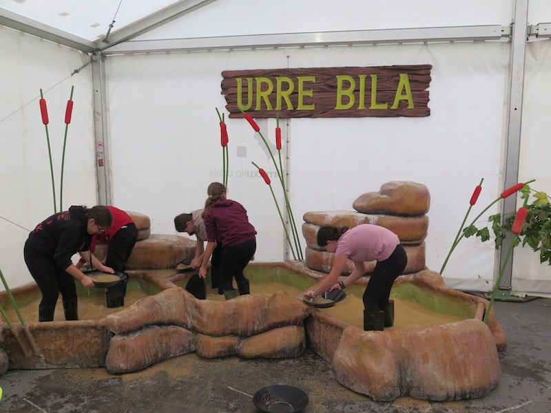 Los minerales, los fósiles y los dinosaurios toman Urretxu