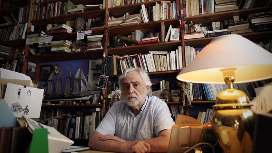 Miguel Sánchez-Ostiz, en una imagen tomada en su habitáculo de escritor en 2015.