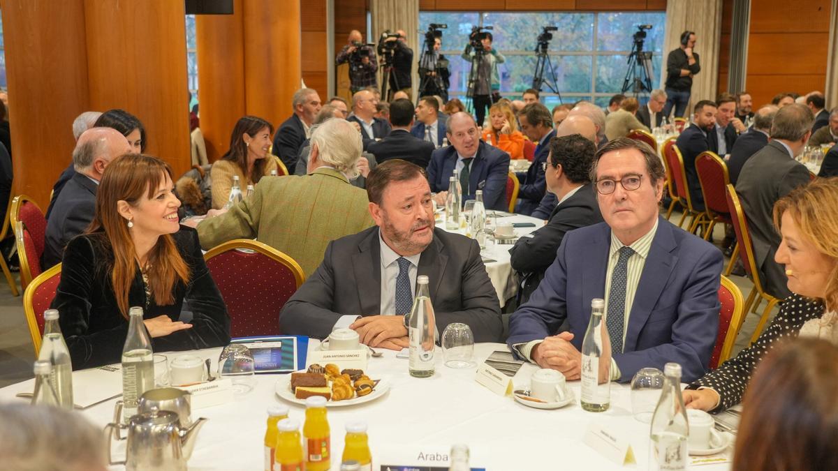 La alcaldesa de Vitoria, junto al presidente de SEA Empresas Alavesas y el presidente de la CEOE.