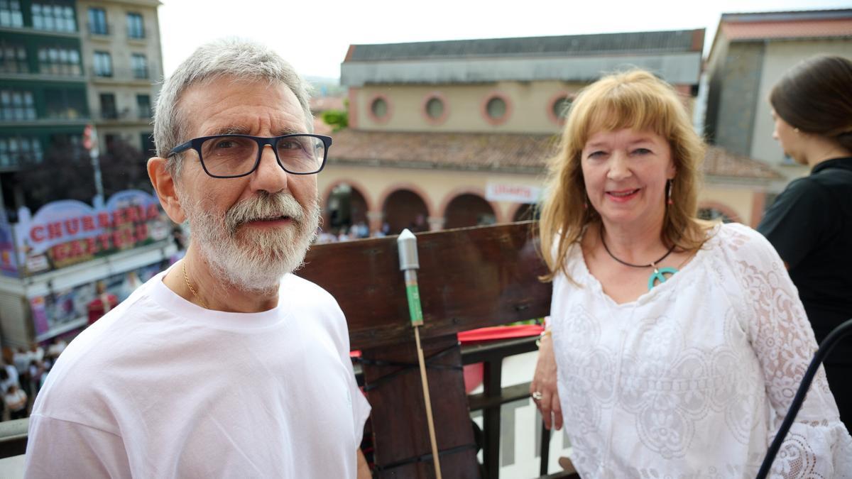 José Joaquín Itoiz y Pili Goñi, en representación del bar Casa Navarro, prendieron la mecha a las fiestas.