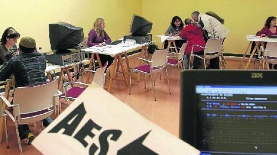 El aluvión de peticiones de ayudas de emergencia social ha puesto en alerta a los ayuntamientos.