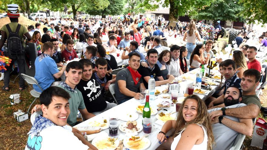 Comparsa y cuadrillas llenan Elizondo
