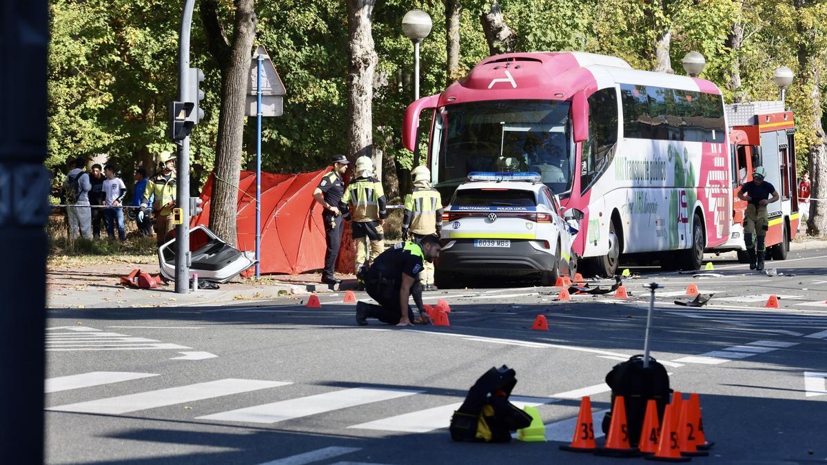 Un coche de la Policía Local se empotra contra un autobús