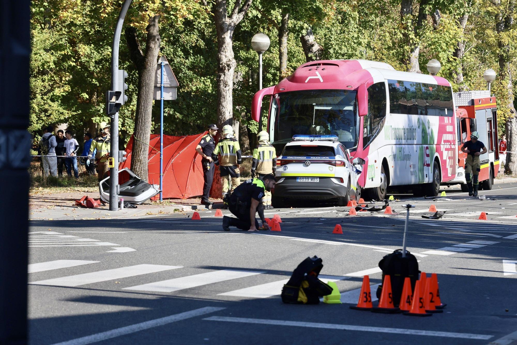 Un coche de la Policía Local se empotra contra un autobús