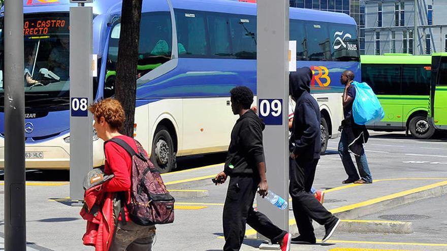 Un grupo de inmigrantes subsaharianos en tránsito hacen una parada en Bilbao
