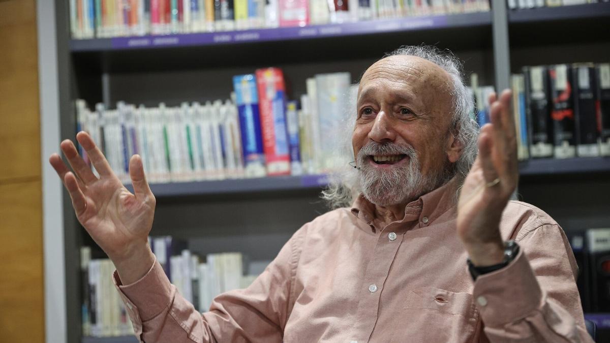 Montxo ArmendáriZ nació en 1949 en el pueblo navarro de Olleta y a los ocho años se mudó al barrio obrero pamplonés de la Txantrea.