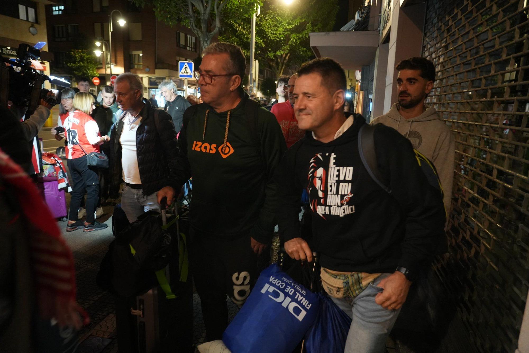 En imágenes: la Peña Deusto del Athletic pone rumbo a Dortmund