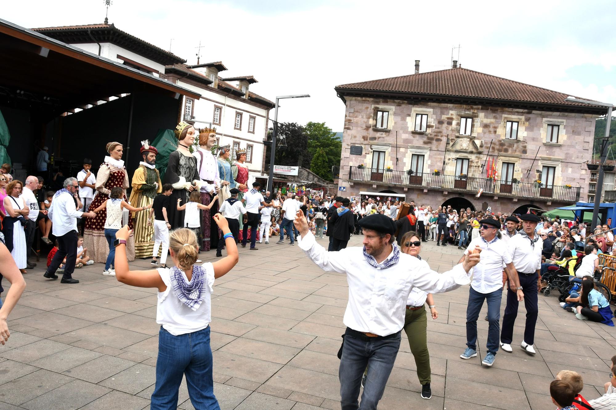 Elizondo celebra su día grande con bailes de gigantes y mutildantzak