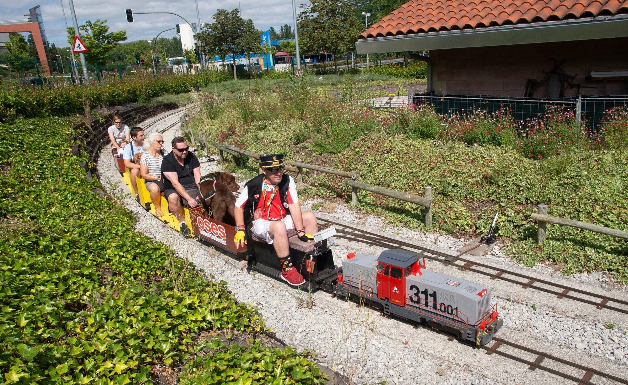 FOTOS | Budimir disfruta con su familia y se monta en el tren de Trinitarios