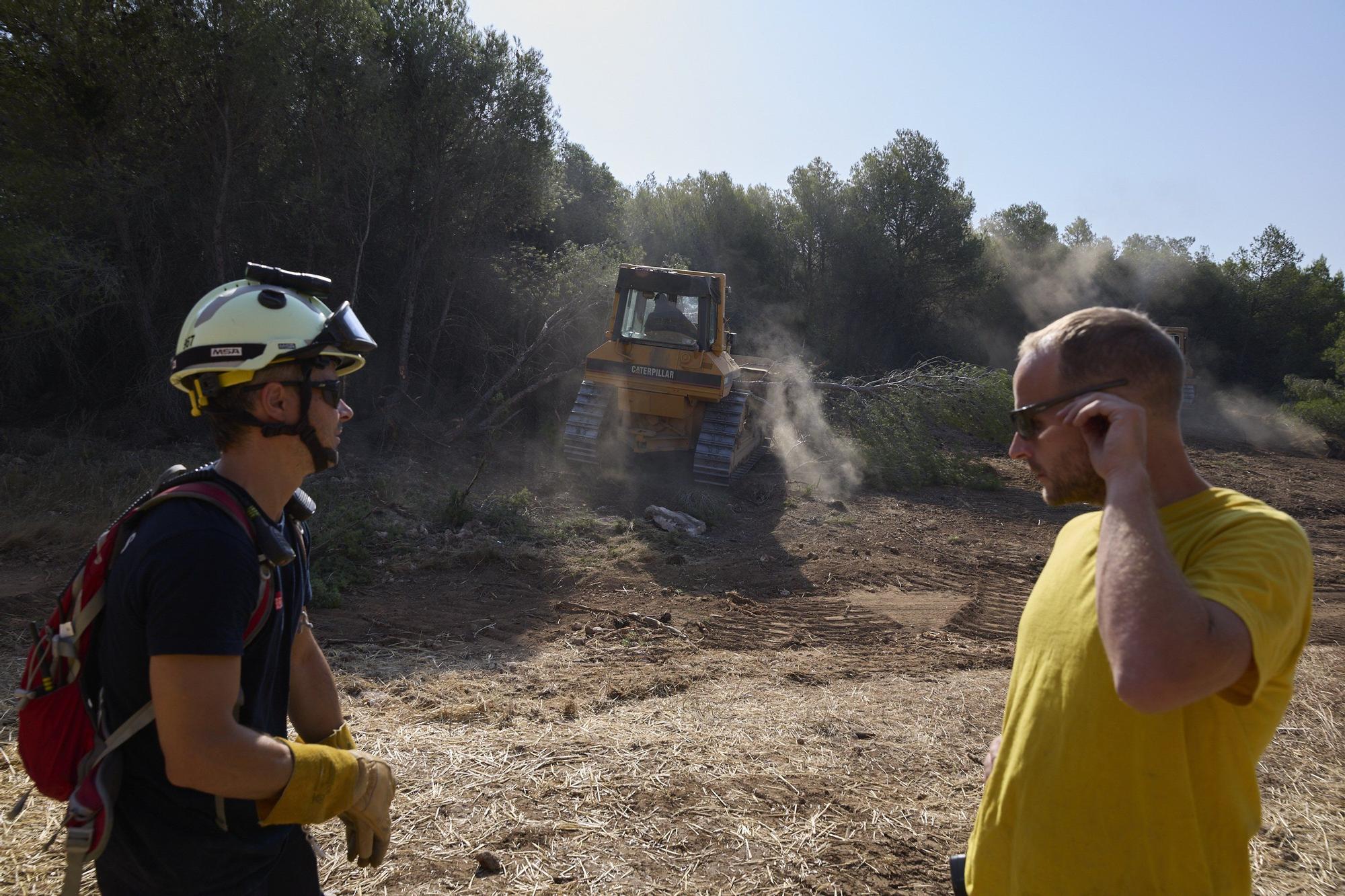 Fotos de la lucha contra el fuego en Carcastillo este lunes 11 de agosto