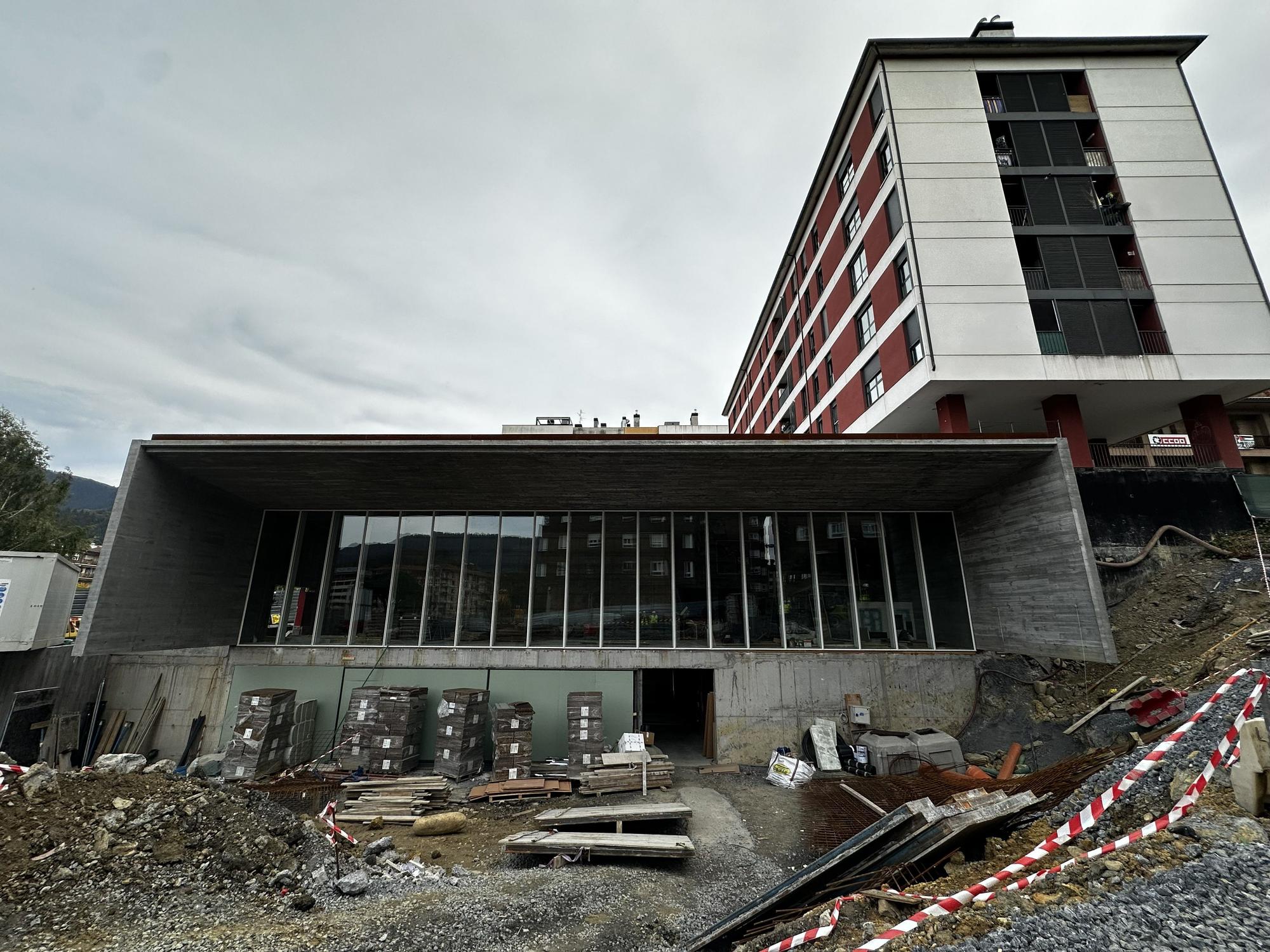Detalle de la fachada del Antzoki que mira a la estación de tren