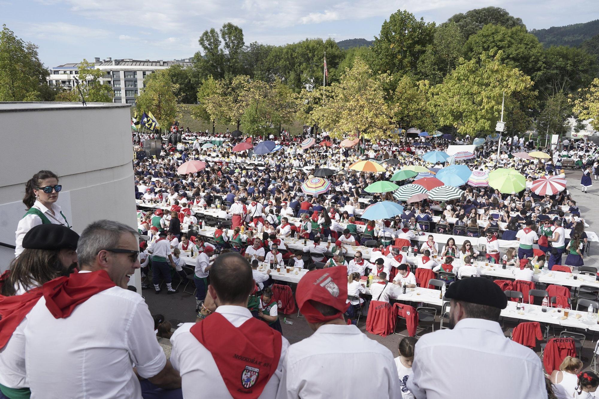 Más de 3.600 personas en la comida de cuadrillas de Basauri: “Es es indescriptible, se nos está yendo de las manos”