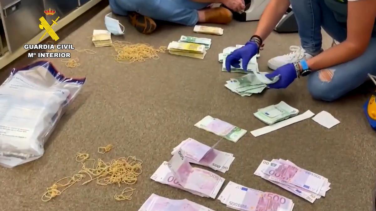 Algunos de los billetes intervenidos en la operación