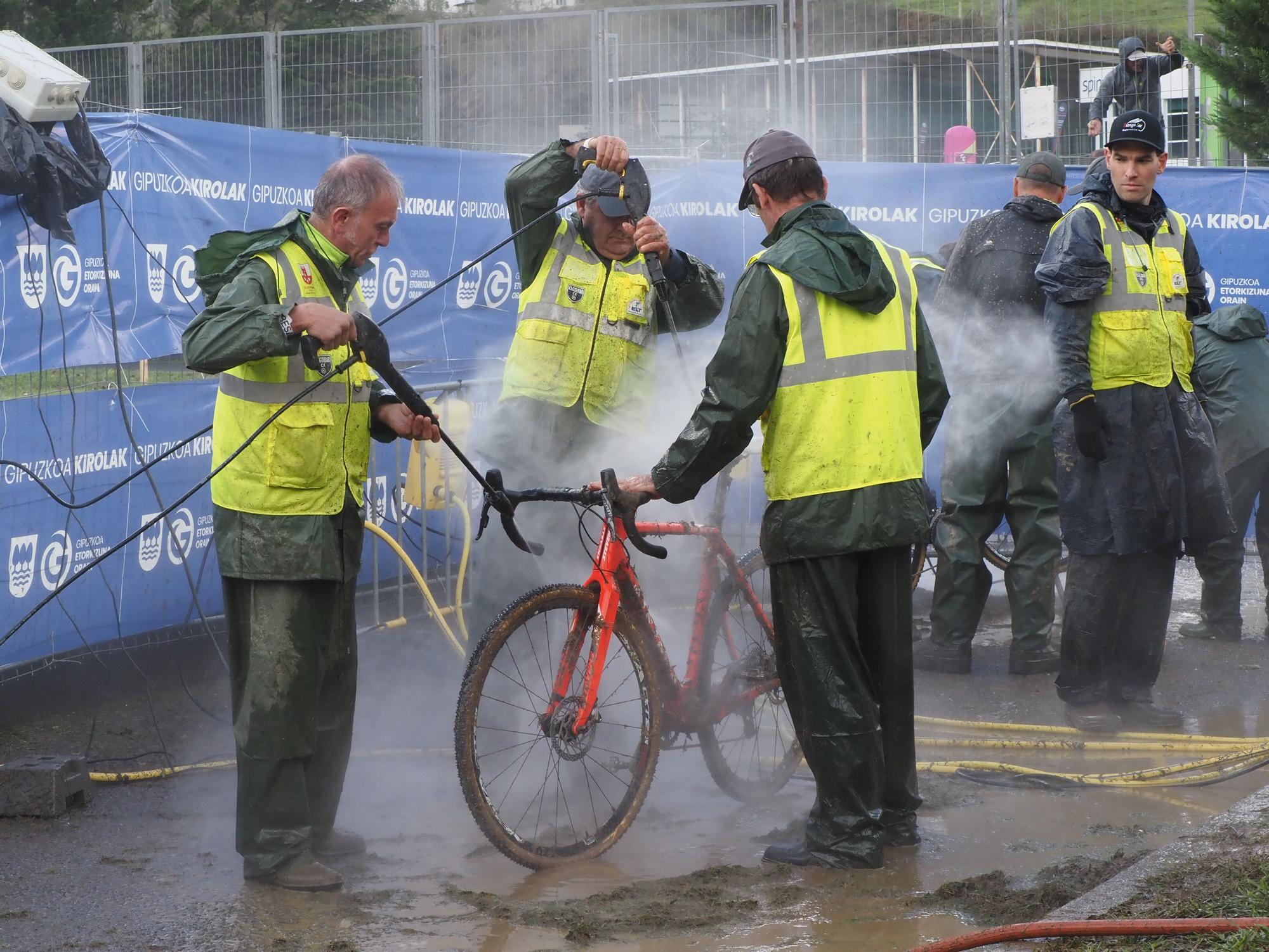 El barro se sumó al espectáculo de ciclocross en Elgoibar