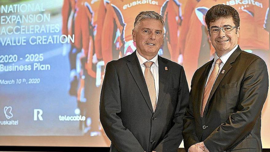 Xabier Iturbe, presidente, y José Miguel García, consejero delegado de Euskaltel, ayer. Foto: N.G.